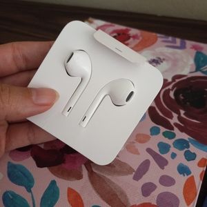 New Apple Earpods headphones